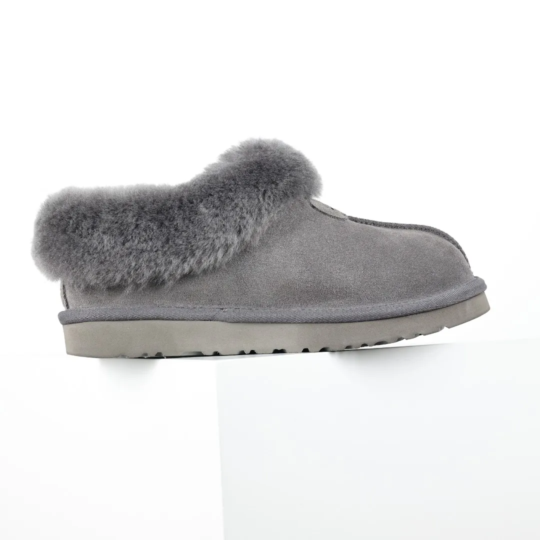 Pick up locally 💰520 Core recommendation with good price It is a very suitable choice for home use. In recent years, uug has launched a series of styles, which are partially geared towards the preferences of young consumers and have also moved to the forefront of fashion trends. Shoe body material: water-repellent coated suede upper, 17 mm UGGPURE™ implantable wool insole, lightweight non-slip and comfortable rubber outsole, with brand LOGO and trademark, with full packaging Size: 35 36 37 38 39 40